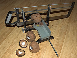 En gjærsag kan benyttes for deling av kokosnøtter